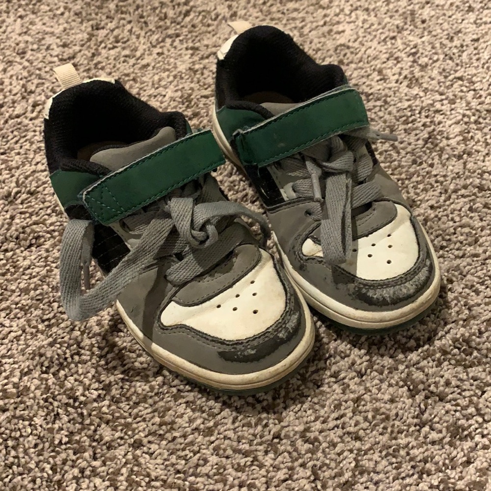 Old navy sneakers, sz 11